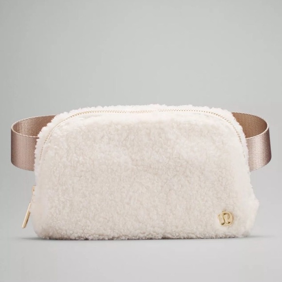 lululemon athletica Handbags - Lululemon Everywhere Fleece Belt Bag in
Natural Ivory/ Trench NWT